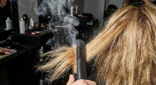 Gebruik je elke dag een stijltang? Dit moet je weten (en hoe je schade voorkomt)